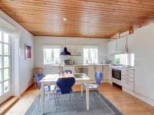 Η κουζίνα ή μικρή κουζίνα στο Holiday Home Kristine - 4km from the sea by Interhome
