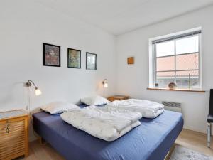 due letti singoli in una stanza con finestra di Apartment Hunter - 400m from the sea by Interhome ad Allinge Altre 10 foto