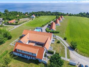 una vista aerea di una fila di case di Apartment Hunter - 400m from the sea by Interhome ad Allinge