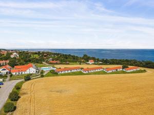 una vista aerea di un'azienda agricola con campo e case di Apartment Ayk - 400m from the sea by Interhome ad Allinge Altre 20 foto