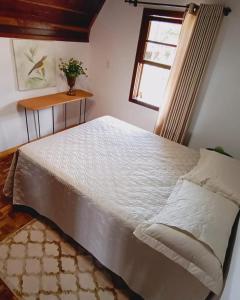 a bedroom with a large bed with a window at Sonnenblumen chalet in Mafra