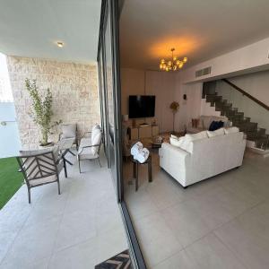 Fotografie z fotogalerie ubytování Luxury 5BR Villa Private Pool & Beach Access v destinaci Sharjah + 34 fotografií