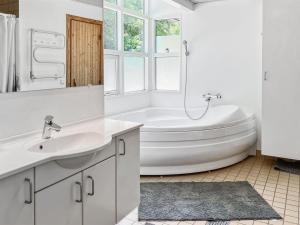 Koupelna v ubytování Holiday Home Axel - 1-2km from the sea by Interhome + 19 fotografií