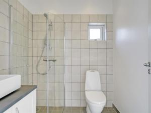 Ένα μπάνιο στο Apartment Wehrhart - 200m from the sea by Interhome