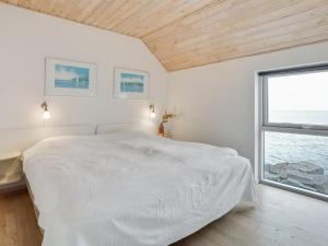 HasleにあるHoliday Home Otis - 10m from the sea by Interhomeのベッドと大きな窓のある白い寝室