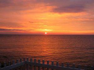 HasleにあるHoliday Home Otis - 10m from the sea by Interhomeの夕日を眺めながらの海上の夕日