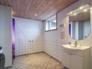 HasleにあるHoliday Home Otis - 10m from the sea by Interhomeの洗面台と鏡のあるバスルーム