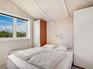 Ένα ή περισσότερα κρεβάτια σε δωμάτιο στο Holiday Home Birtir - 1-2km from the sea by Interhome +16 φωτογραφίες