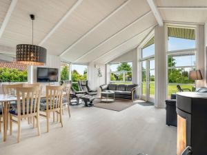 une cuisine et un salon avec une table et des chaises dans l'établissement Holiday Home Birtir - 1-2km from the sea by Interhome, à Bøtø By