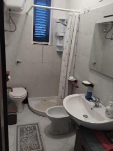 een badkamer met een wastafel, een toilet en een douche bij Villa Debora Favignana (TP) in Favignana