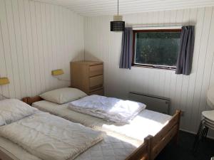 due letti singoli in una stanza con finestra di Holiday Home Harald - 300m from the sea by Interhome a Bøtø By