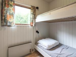 Piccola camera con letto a castello e finestra. di Holiday Home Harald - 300m from the sea by Interhome a Bøtø By Altre 6 foto