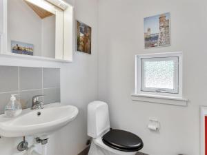 Et badeværelse på Holiday Home Dafne - 600m from the sea by Interhome + 15 billeder