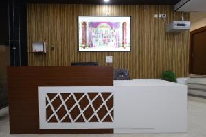 una reception in una stanza con un dipinto sul muro di Raghavam Hotel by Stay Bliss Retreats a Ayodhya
