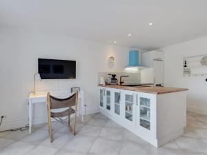 Dapur atau dapur kecil di Apartment Lenke - 100m from the sea by Interhome