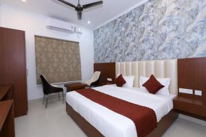una camera d'albergo con un letto e una scrivania di Raghavam Hotel by Stay Bliss Retreats a Ayodhya