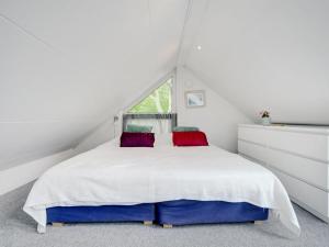 Ένα ή περισσότερα κρεβάτια σε δωμάτιο στο Holiday Home Marjukka - 10m from the sea by Interhome