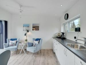 Dapur atau dapur kecil di Apartment Mark - 200m from the sea by Interhome