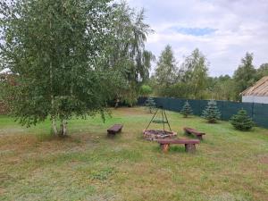 Κήπος έξω από το POLESKI DOMEK Z JACUZZI W Czarnym Lesie