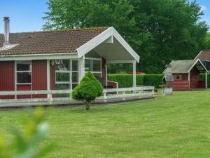 Κήπος έξω από το Holiday Home Folke - 250m from the sea by Interhome