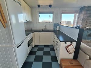 Η κουζίνα ή μικρή κουζίνα στο Holiday Home Silka - 250m from the sea by Interhome