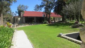 a house with a large yard with a yard at Anyskop Guest Farm in Langebaanweg