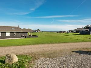 Una casa con un campo verde y un camino de grava. en Holiday Home Alexis - 250m from the sea by Interhome, en Nordborg