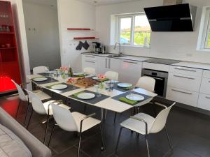 Η κουζίνα ή μικρή κουζίνα στο Holiday Home Hvenild - 800m from the sea by Interhome +24 φωτογραφίες