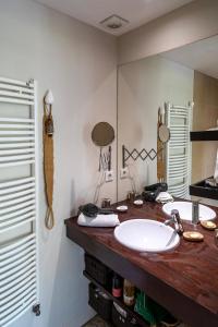 a bathroom with a sink and a mirror at Élégante Maison Spacieuse avec Piscine porte Bordeaux in Talence