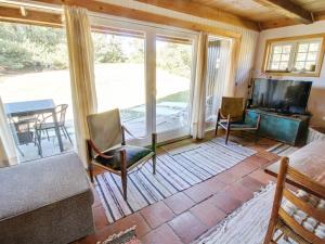 Μια τηλεόραση ή/και κέντρο ψυχαγωγίας στο Holiday Home Emina - 400m from the sea by Interhome