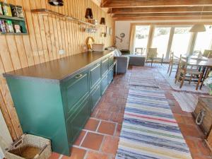 Η κουζίνα ή μικρή κουζίνα στο Holiday Home Emina - 400m from the sea by Interhome +13 φωτογραφίες