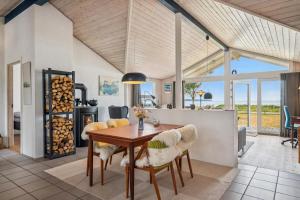 Khu vực ghế ngồi tại Amazing Home In Ebeltoft With 2 Bedrooms And Internet