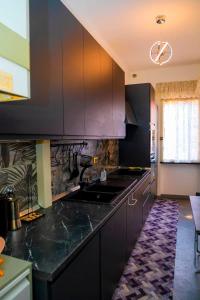 Una cocina con gabinetes negros y una encimera negra. en The house of life, en Rapallo