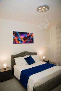 Un dormitorio con una cama y un cuadro en la pared. en The house of life, en Rapallo