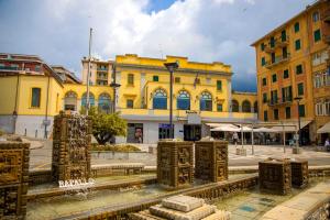 un edificio amarillo con una fuente frente a él en The house of life, en Rapallo