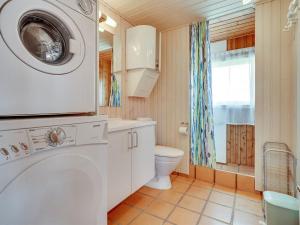 łazienka z pralką i toaletą w obiekcie Holiday Home Inra - 400m from the sea by Interhome w mieście Fanø
