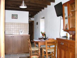 uma cozinha com mesa e cadeiras num quarto em ANOI 1-bedroom country House em Episkopi Pafou
