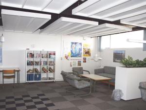 un salon avec un canapé et une table dans l'établissement Apartment Rieterik - 50m from the sea by Interhome, à Fanø