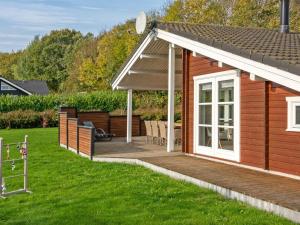 Zahrada ubytování Holiday Home Ruusu - 300m from the sea by Interhome