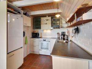 Kuchyň nebo kuchyňský kout v ubytování Holiday Home Sys - 500m from the sea by Interhome