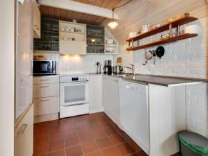 Kuchyň nebo kuchyňský kout v ubytování Holiday Home Sys - 500m from the sea by Interhome