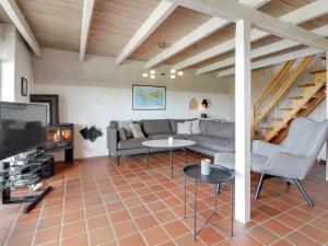 TV a/nebo společenská místnost v ubytování Holiday Home Sys - 500m from the sea by Interhome