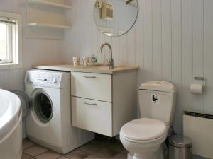 Phòng tắm tại Holiday Home Aasa - 200m from the sea by Interhome