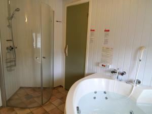 Phòng tắm tại Holiday Home Aasa - 200m from the sea by Interhome