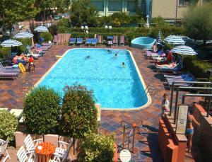 Bazén v ubytování Hotel Prestigio nebo v jeho okolí