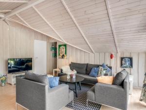 Una sala de estar con dos sofás y una mesa. en Holiday Home Impi - 1-5km from the sea by Interhome, en Fanø