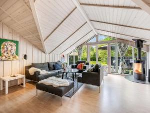 una sala de estar con un sofá y una mesa en Holiday Home Impi - 1-5km from the sea by Interhome, en Fanø