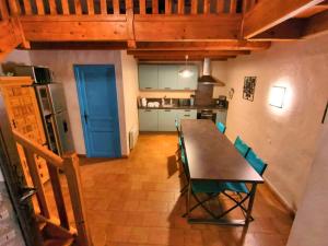 Kuchyň nebo kuchyňský kout v ubytování La maison des bois + 24 fotografií