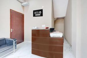 a office with a waiting room with a desk at Townhouse Sector 33 Gurgaon in Gurgaon