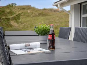 eine Flasche Soda auf dem Tisch in der Unterkunft Holiday Home Alli - 800m from the sea by Interhome in Fanø